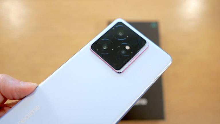 Lo smartphone Realme che sembra un powerbank: 15.000 mAh e raffreddamento “AC”